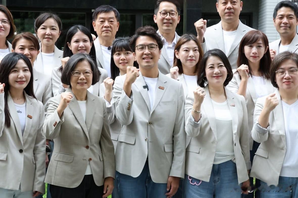 民进党台北市长参选人沈伯洋今（2日）去登记参选市长，去陪伴他登记人员全部穿上浅色