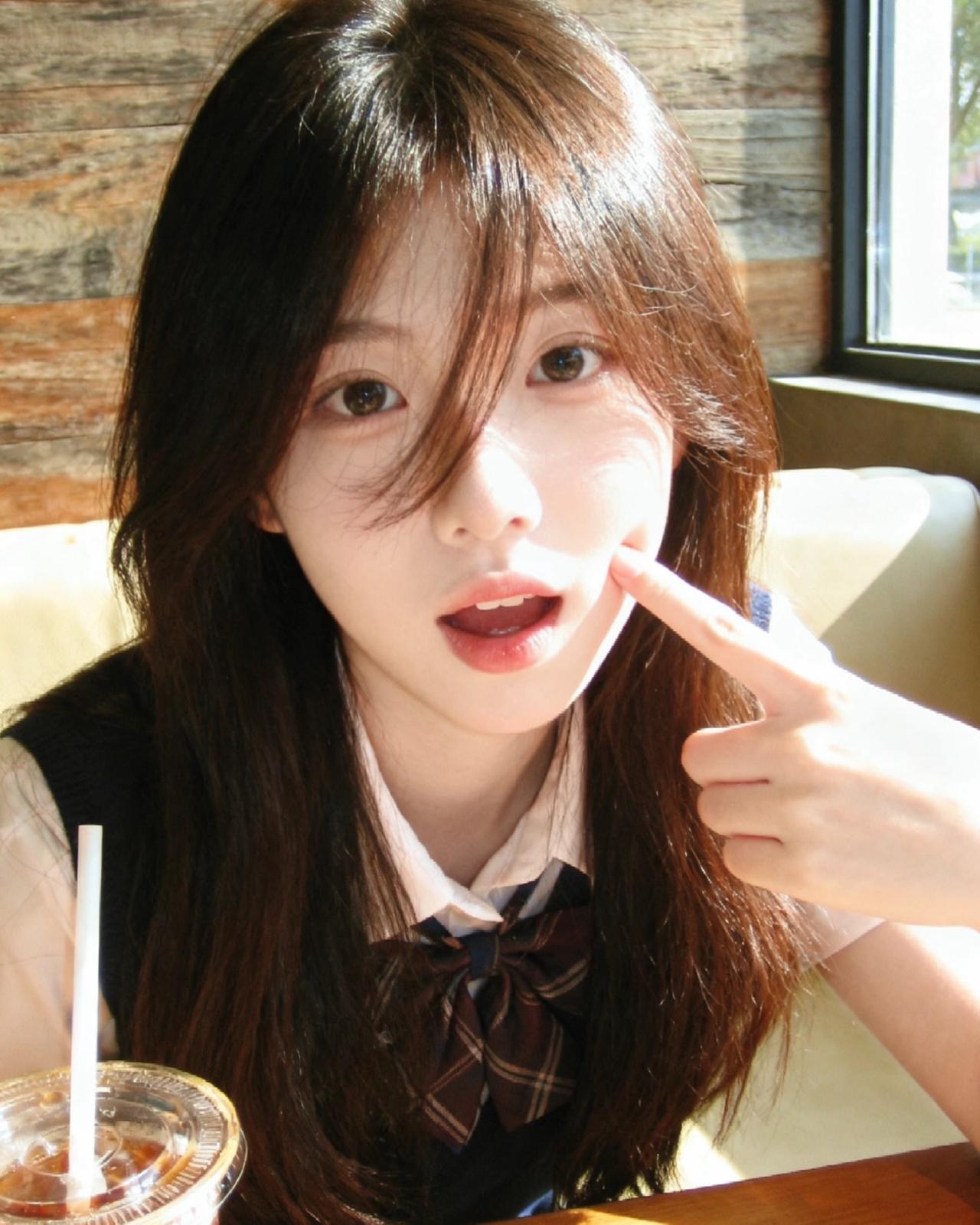 元气少女在咖啡馆的可爱瞬间🥤💖