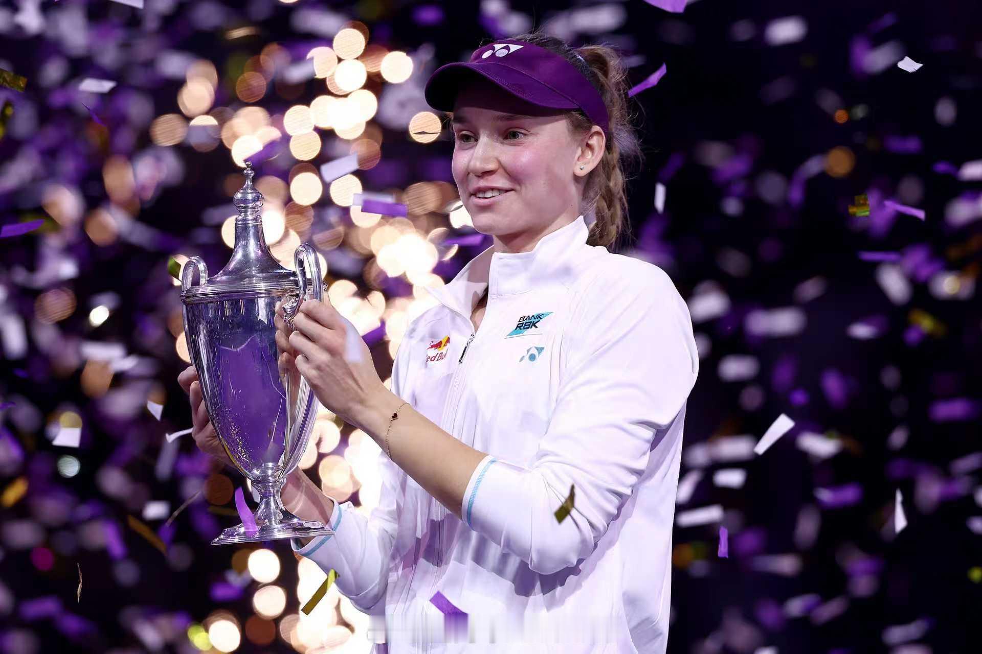 萨巴伦卡在WTA年终总决赛决赛中不敌莱巴金娜屈居亚军，赛后她在场边用俄语说：“一