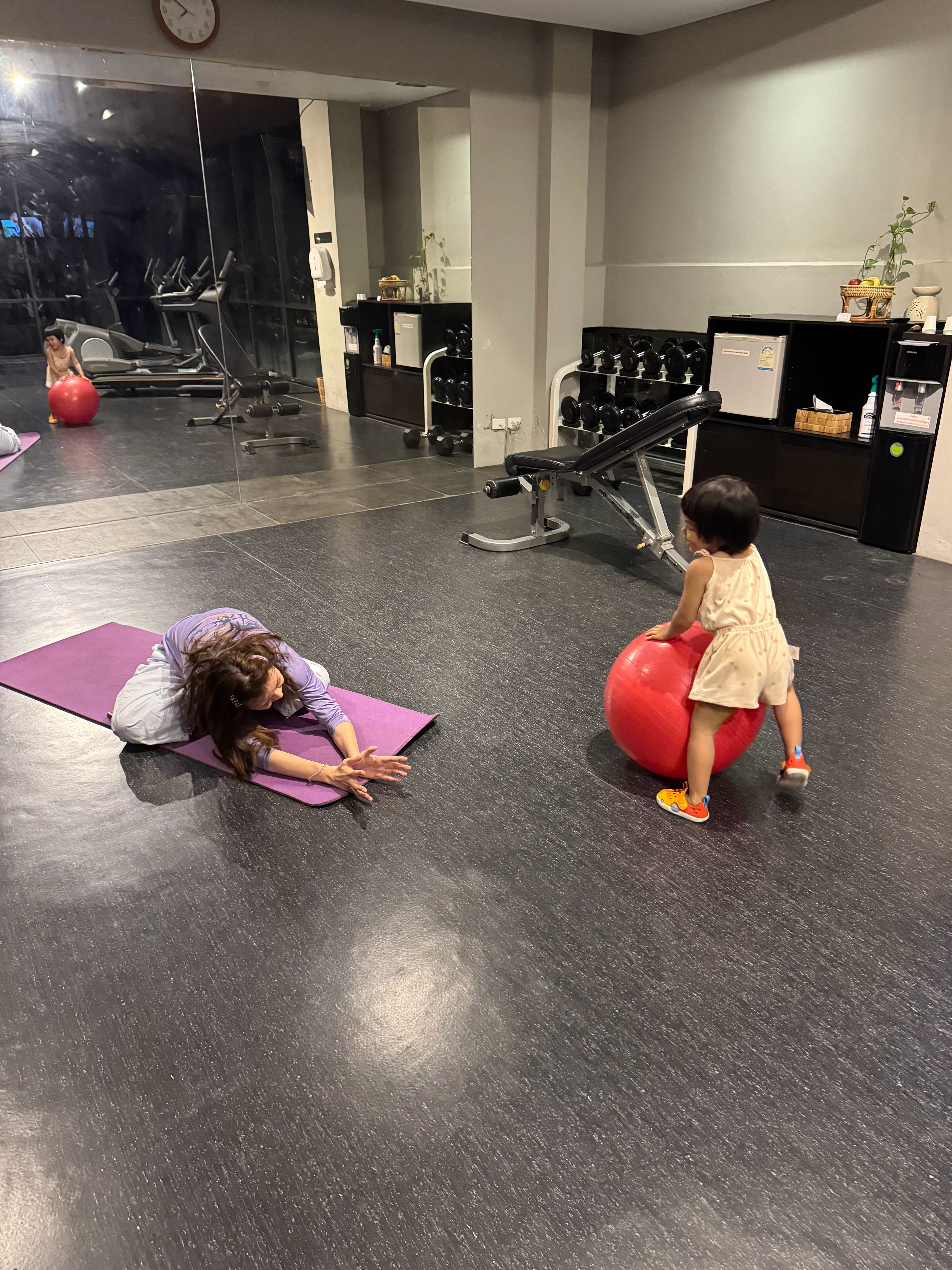 在健身房玩了会儿球，又给孩子砸了个正着旅毛球清迈行