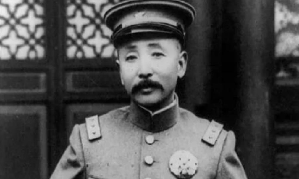 1902年，张作霖和海沙子抢地盘，两人决定单挑。一声令下，海沙子的步枪先响了。一