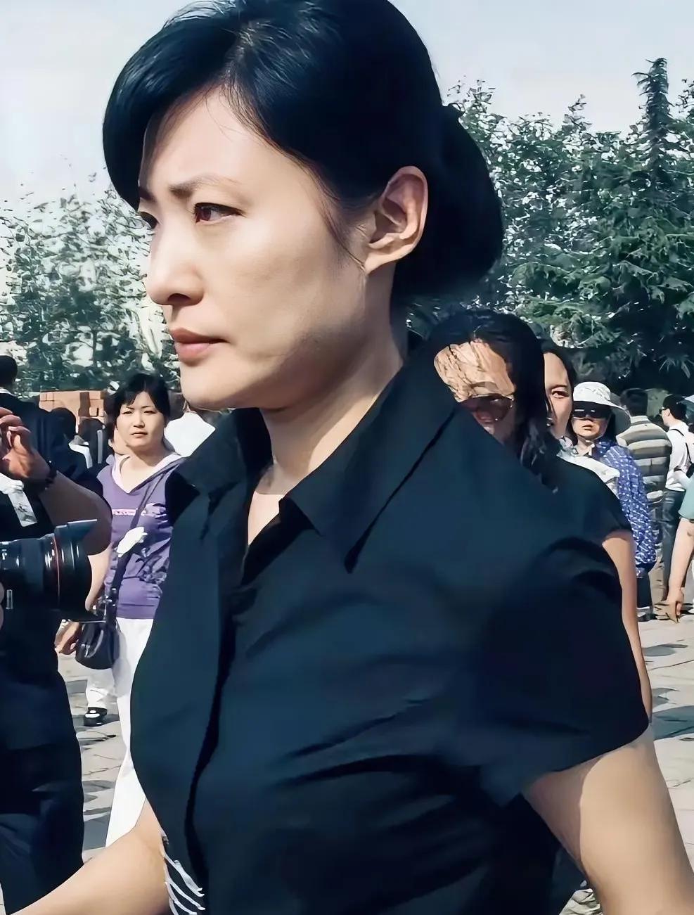 离开舞台，就是领导的面孔。严肃起来的周涛，一脸威严。目视前方，眉头微皱，清冷傲人