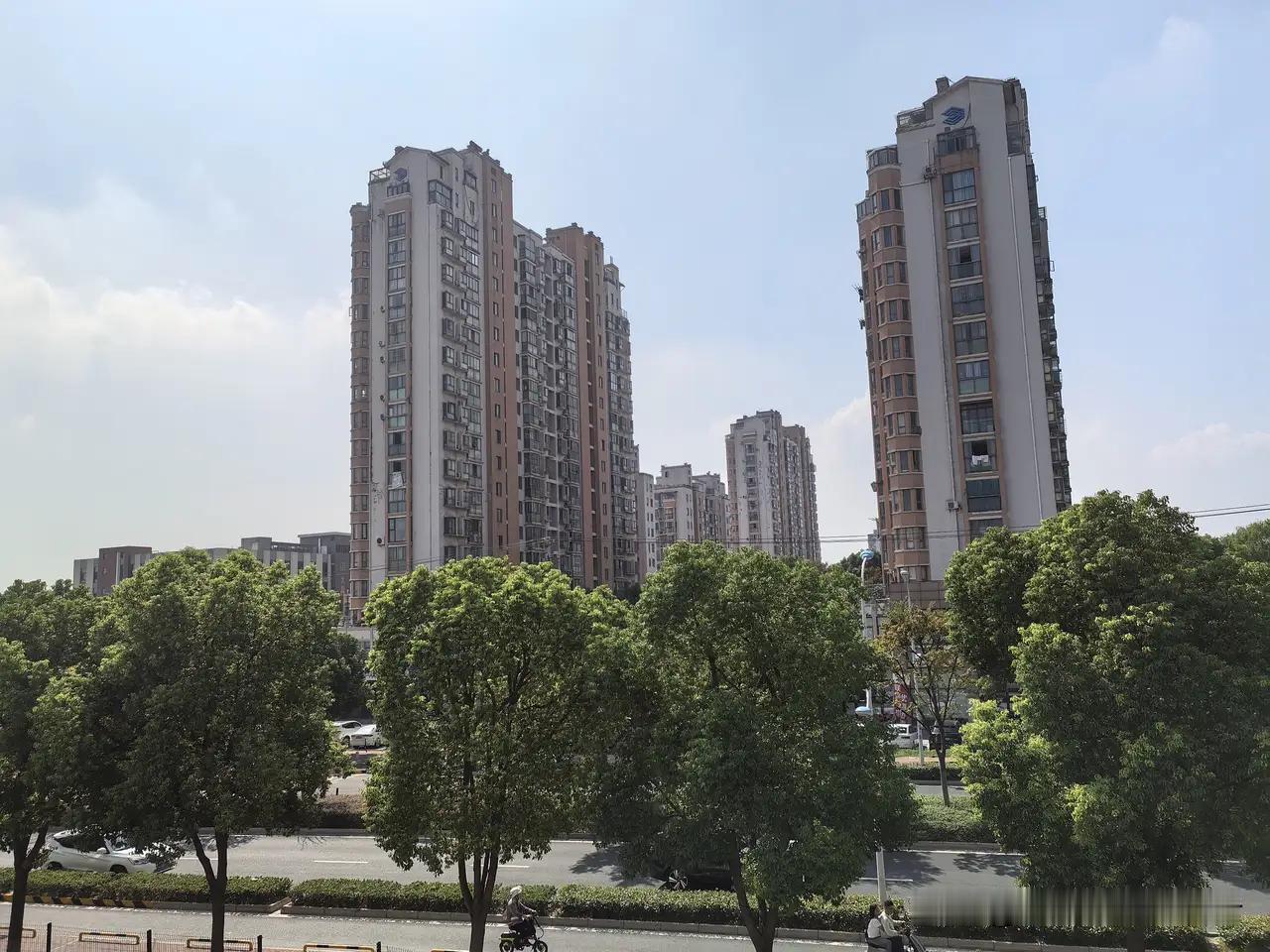 江浙沪这超长夏天，体验简直一言难尽。就说杭州，平均140天的夏天，2021年更是