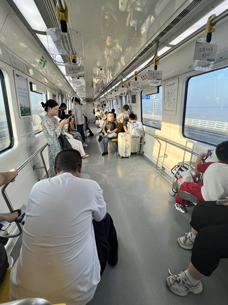 有回音丨南京地铁S9号线部分座椅被拆? 回应: 缓解客运压力