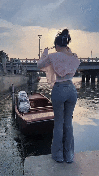 这女生胆子挺大。我怕水，我不敢上去。[捂脸哭]敢出镜美女胆小的绕开