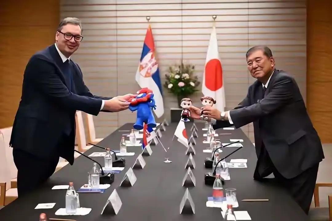 武契奇577究竟想干什么？在今年这个特殊历史节点中，前脚面带微笑到中国观礼，后脚
