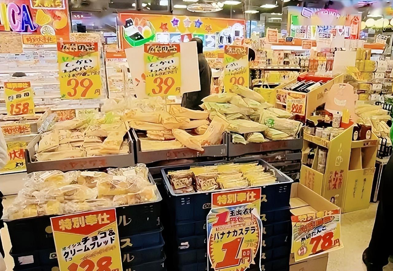 曾经的制造业强国日本，如今竟沦落到全民苦熬的地步，大街上满眼都是白发老人，80岁