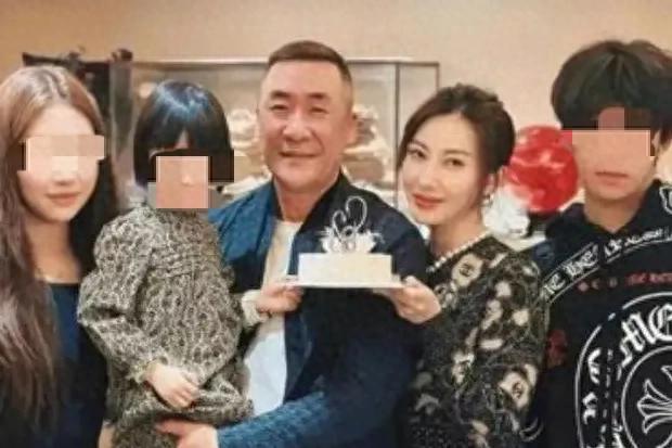 章子怡嫂子美得冒泡！她哥章子男昨儿在社交平台晒全家福，42岁大嫂殷旭穿旗袍往那一