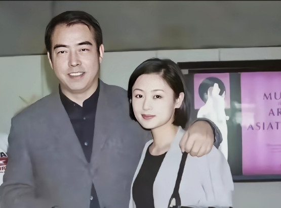 2000年，陈凯歌带陈红去澳大利亚游玩，在逛奢侈品店时，店员十分惊讶地对陈凯歌说
