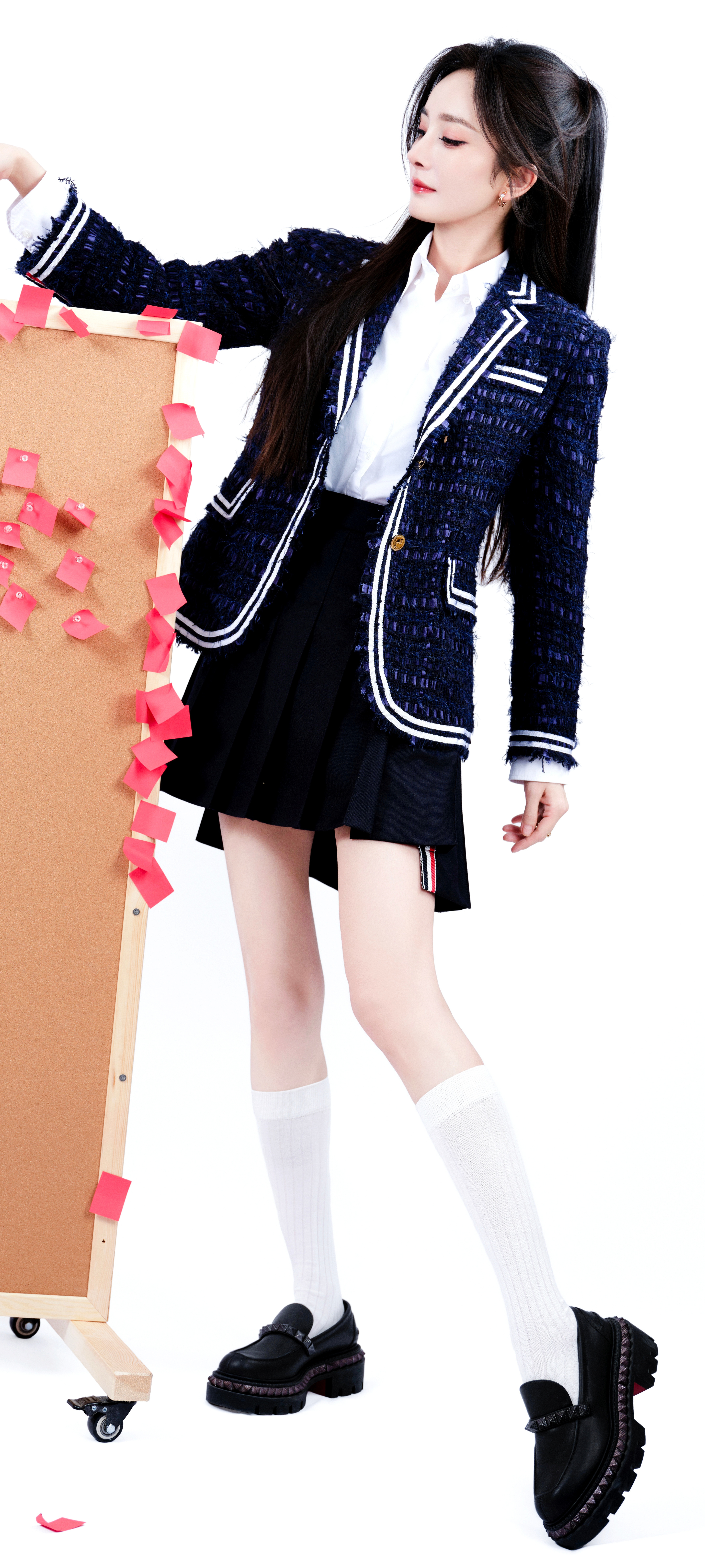 杨幂校园学姐真是美爆啦！（白色高筒袜，好像小腿上受伤了）杨幂杨幂