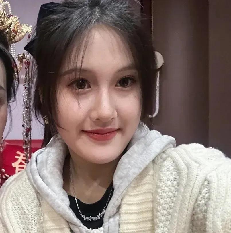 陈芋汐新搭档掌敏洁好漂亮，她出生于江苏盐城阜宁农村，在上海长大。比全红婵大3岁，