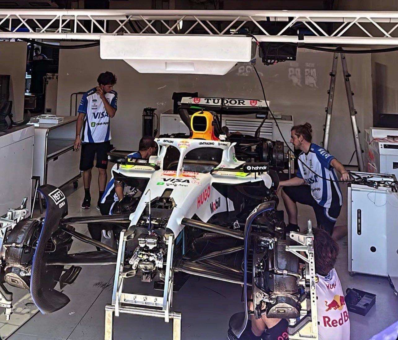 #F1#又是旧车测试进行时，RB在伊莫拉派出措洛夫进行第一次F1赛车测试；法拉利在穆杰罗为卡马拉、贝