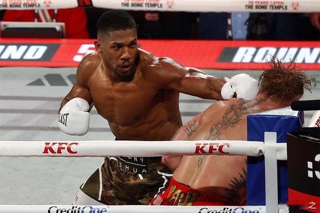 约书亚和保罗的比赛打完丑陋的第三回合，裁判都怒了，把俩人叫到身边，“来找我。听着