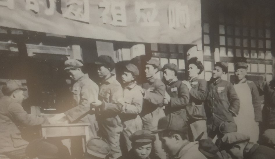 1952年，抗美援朝战场上，志愿军捕获了一名间谍，搜身的时候，令志愿军战士一下子