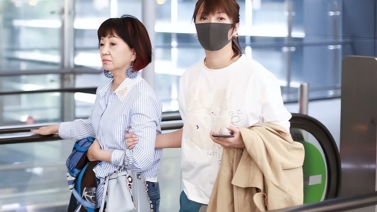 徐静蕾罕见与未来婆婆同框!穿搭卫衣简约低调,反衬得婆婆更时髦