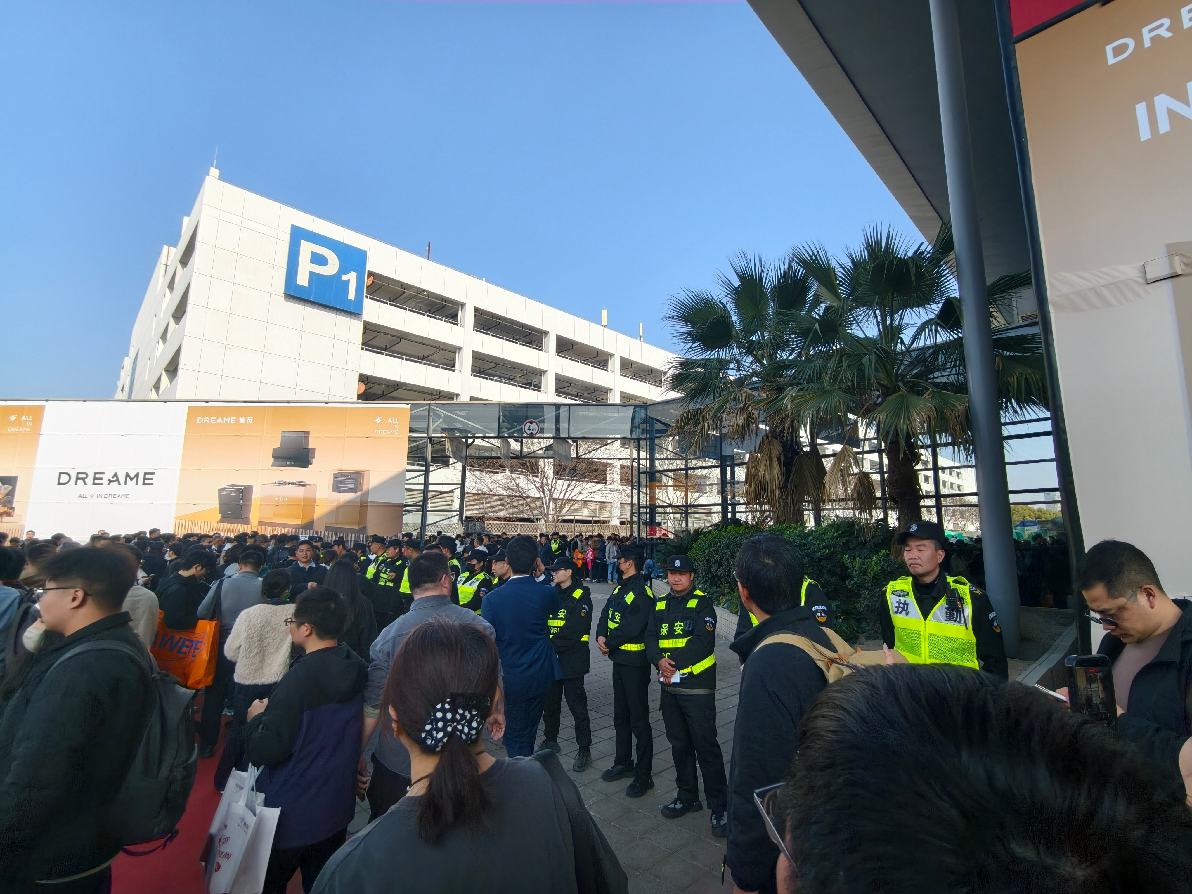 #awe2026#我们一行人这两天在上海逛AWE现场的时候，碰到了两三波信