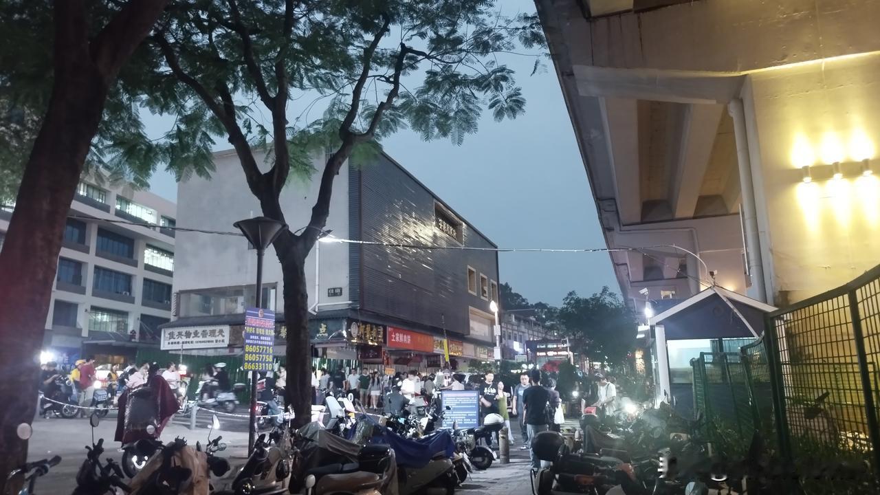 在广州，打工人有着松弛感。这个十字路口离地铁口最近了，这里的人来