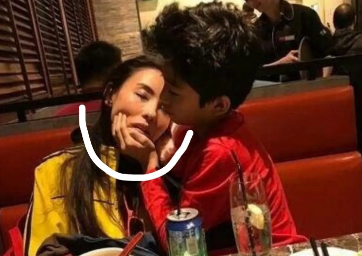 我滴天哪！真的泪目了！被谢霆锋大儿子这个举动狠狠圈粉了当年6岁的他在餐厅这个