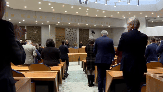 这么说吧！泽连斯基可把网友的智慧都给挖掘出来了，这不他这两天在欧洲开会，在荷兰