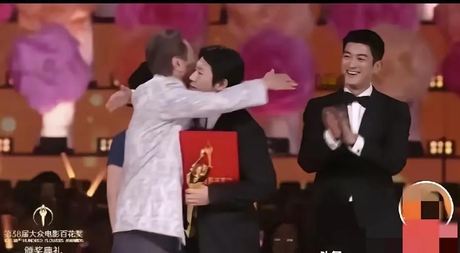 王骁领奖的时候，主动上前与颁奖嘉宾冯巩拥抱，却没有主动抱何赛飞，这种做法遭到不少