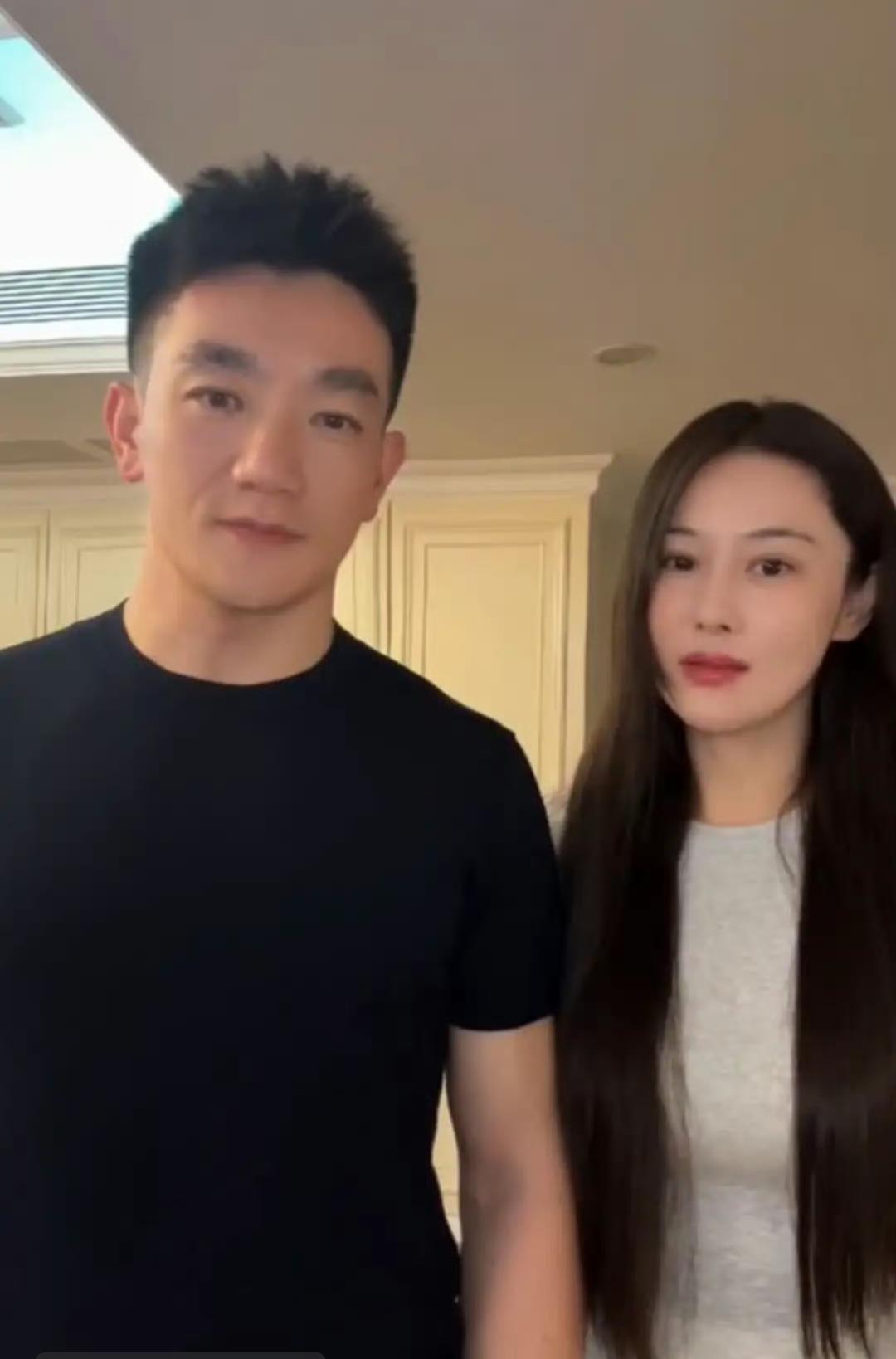 何捷带着老婆张馨予给战友送祝福！只是跟老婆张馨予比较，他是老的真快，脸上都有褶