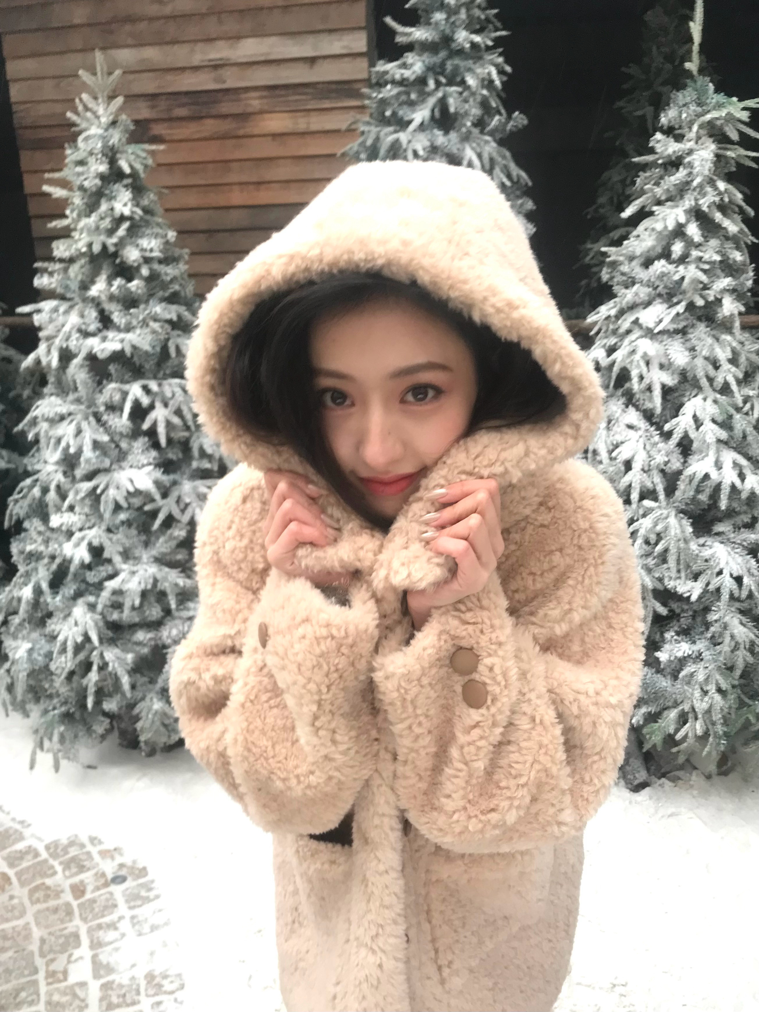 胡连馨韩小玉和初雪❄️不管是乖乖坐在长椅上还是对着镜头笑到眼睛弯弯都又可爱又有