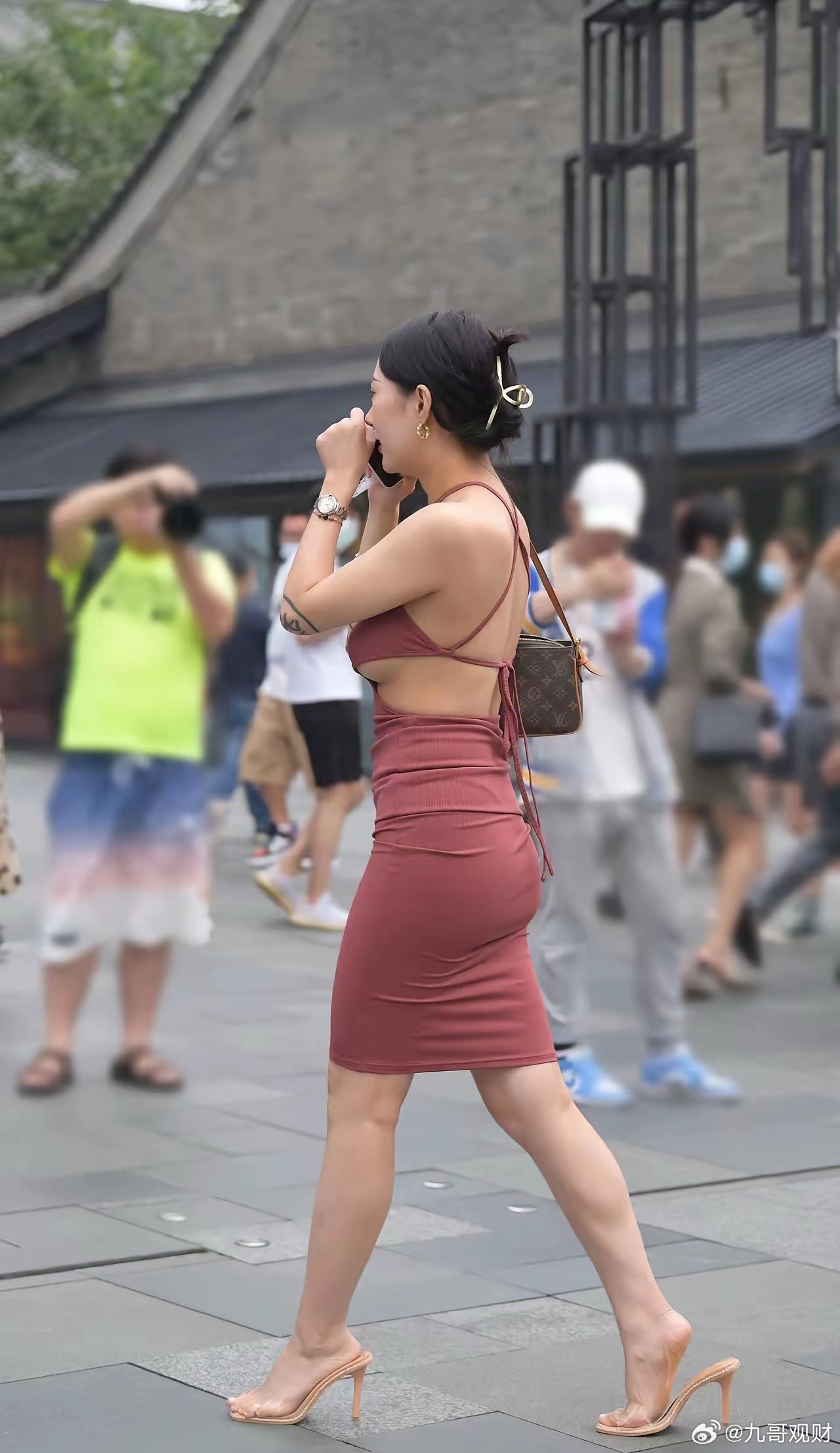 自信！没有金刚钻不揽瓷器活，优秀！女路人也在拍照呢。​​​