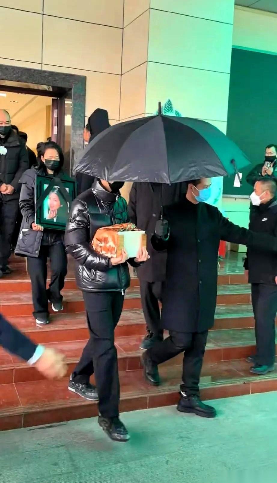 看到何晴妹妹抱着遗像那张照片，心一下就揪紧了。真的，最痛的不是还有爸爸的儿子，