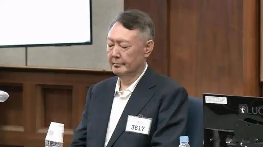 韩国政坛爆出惊天丑闻，尹锡悦“内鬼”身份被查实。为了给自己搞戒严找借口，早