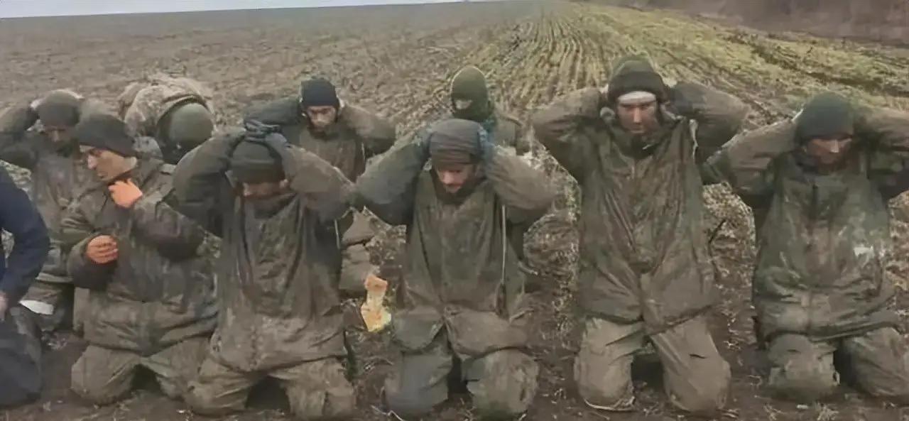 俄军最近在顿涅茨克方向扔下一枚3吨级FAB-3000滑翔炸弹，直接命中康斯坦丁诺