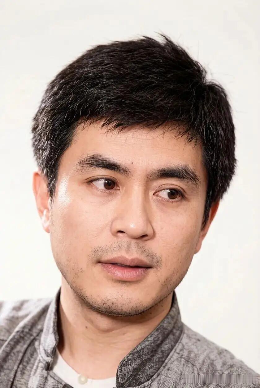 他长得比郭凯敏帅气，演技比唐国强好，是八九十年代有气质的一个帅哥。儒雅帅气，风度