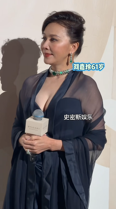 刘嘉玲漂不漂亮，我不评价，她演技好不好，我也不评价！但有一件事，不得不说，那就是近日她在宝格丽举办的