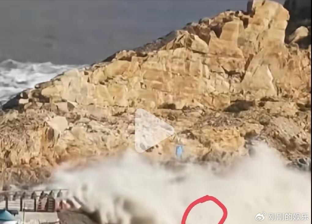 无知者无畏！浙江温岭男孩被卷走这外地来的一家人不仅不跑，居然还敢在桥上慢慢悠悠地