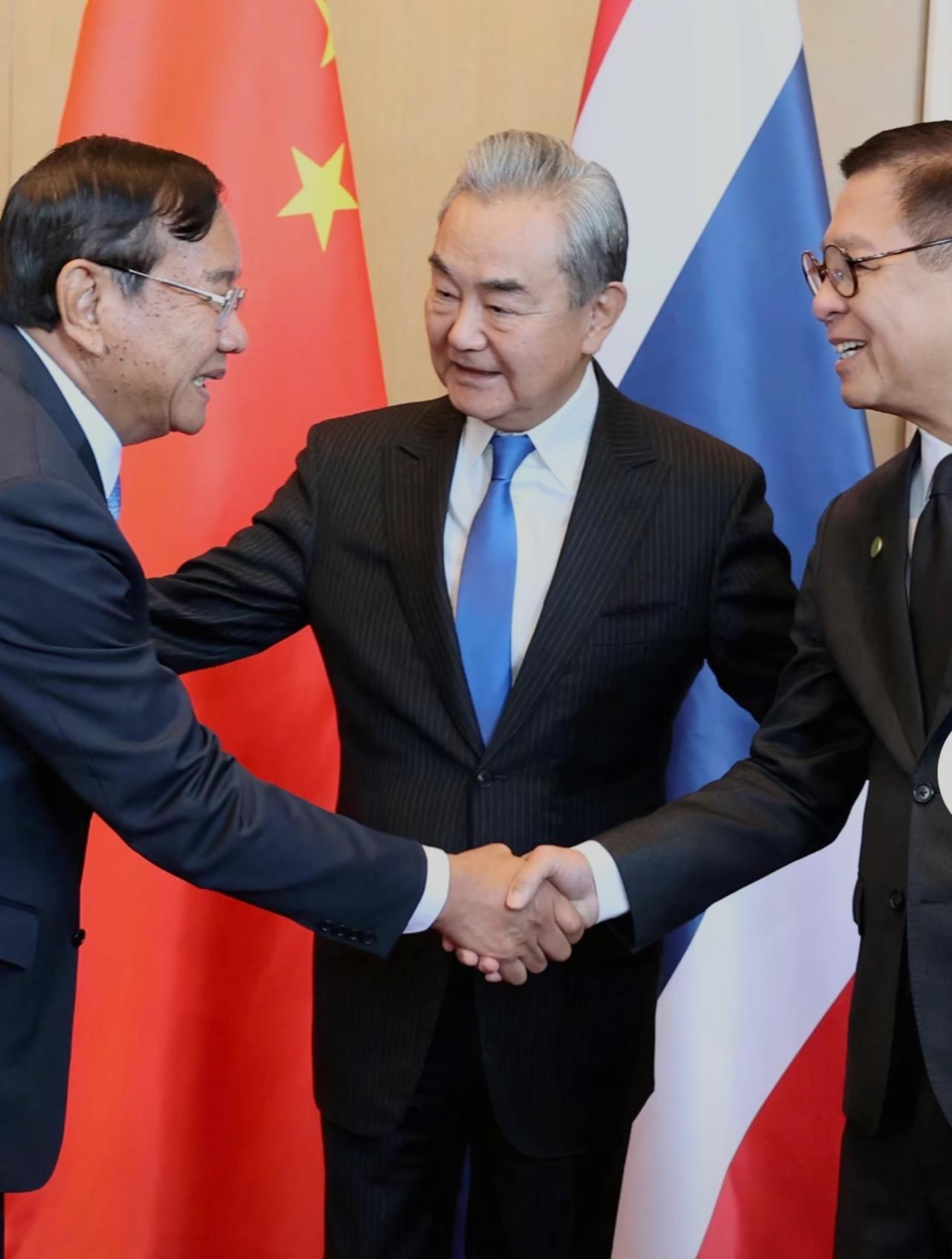 12月29日，中国、柬埔寨、泰国三国外长在云南玉溪成功举行了会谈，会谈后发表了联