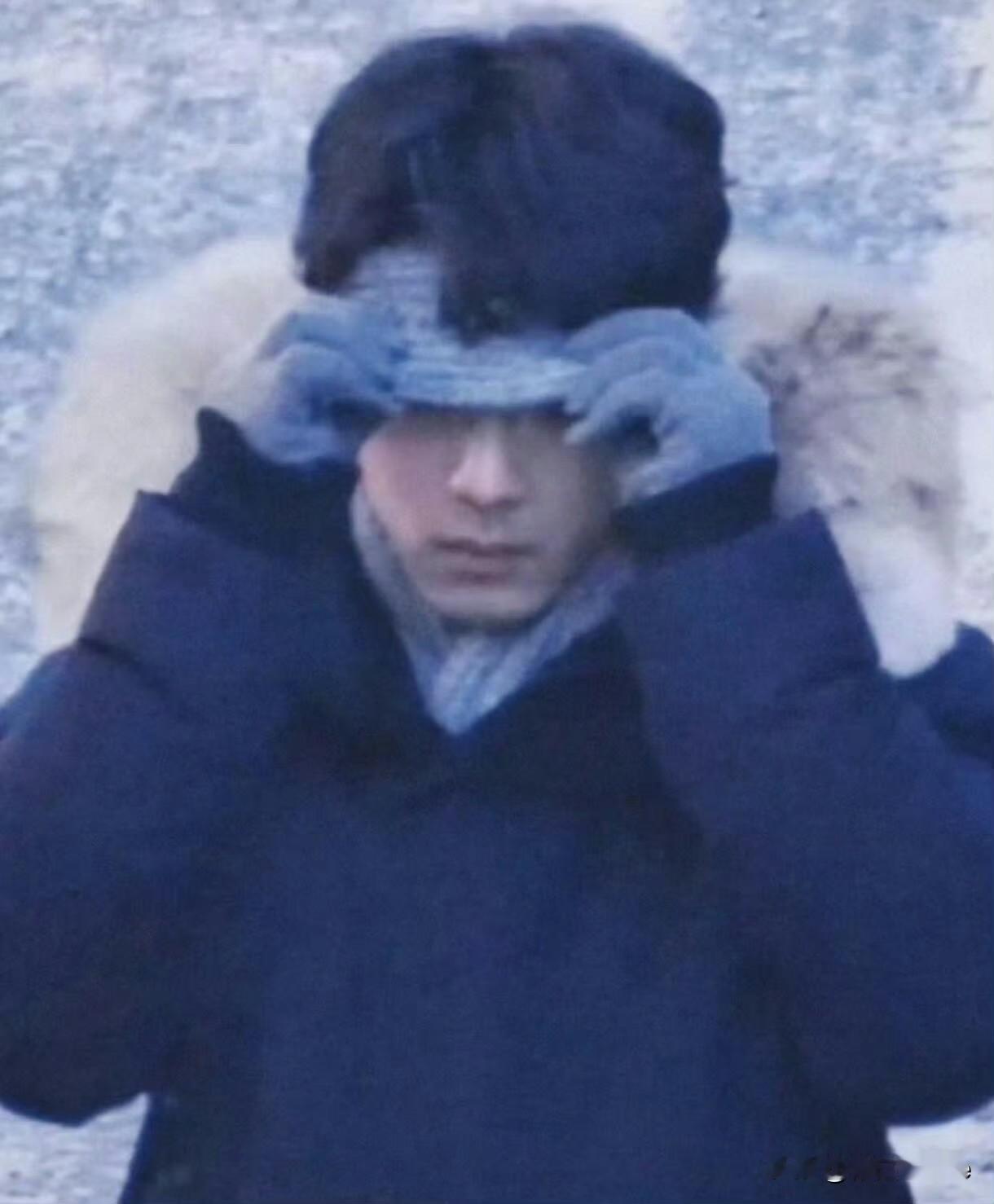 1月21日，肖战在《小城良方》剧组有被照顾的很好，正式拍摄前，肖战蒙眼练习上车，