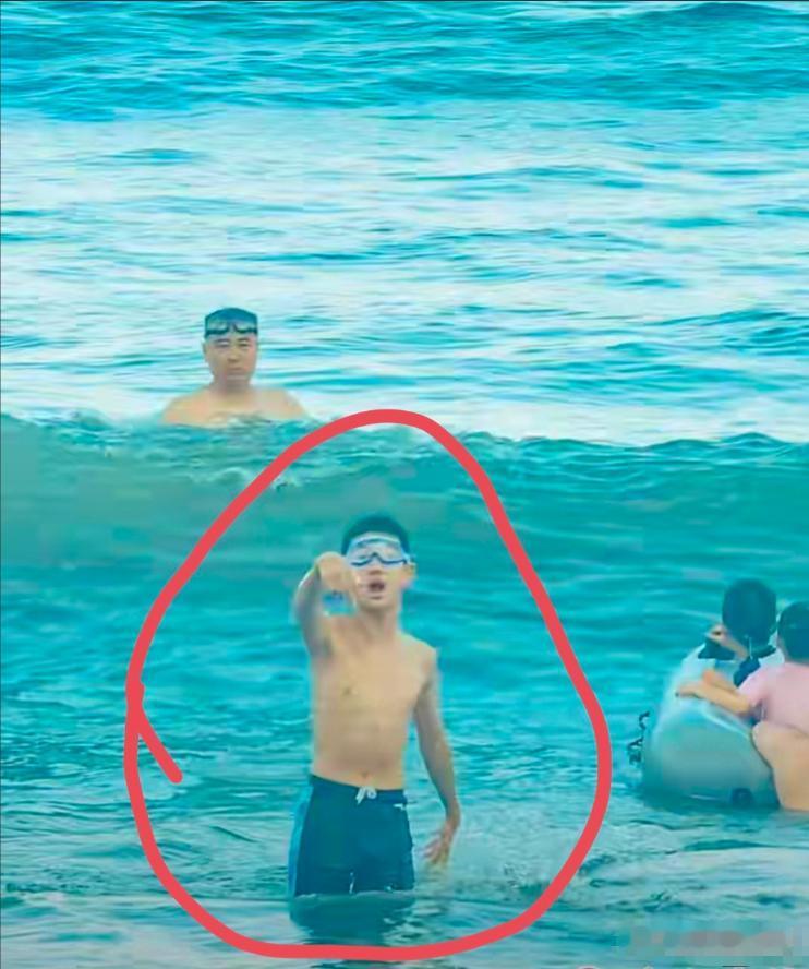 谁能想到？广东惠州双月湾的海浪里，三个成年人喊着救命漂在百米外，救他们的竟是个刚
