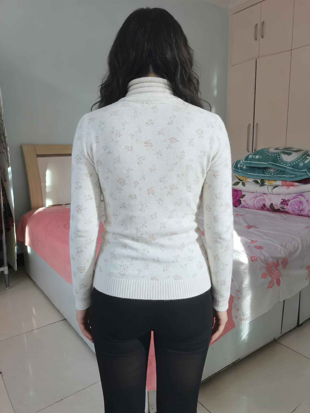 晨光穿户牖，素袂立中堂。粉榻铺柔絮，衣柜敛华妆。发卷风微拂，心闲意自长。寻