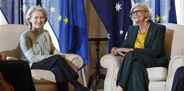 僵持五年终让步！冯德莱恩亲赴澳洲求和，欧盟终究服软了太解气了！僵持了整整五年，一