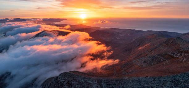 一位社交达人说：人到中年交友就两种人：能赚钱的，和爱学习的。人到中年，你会突