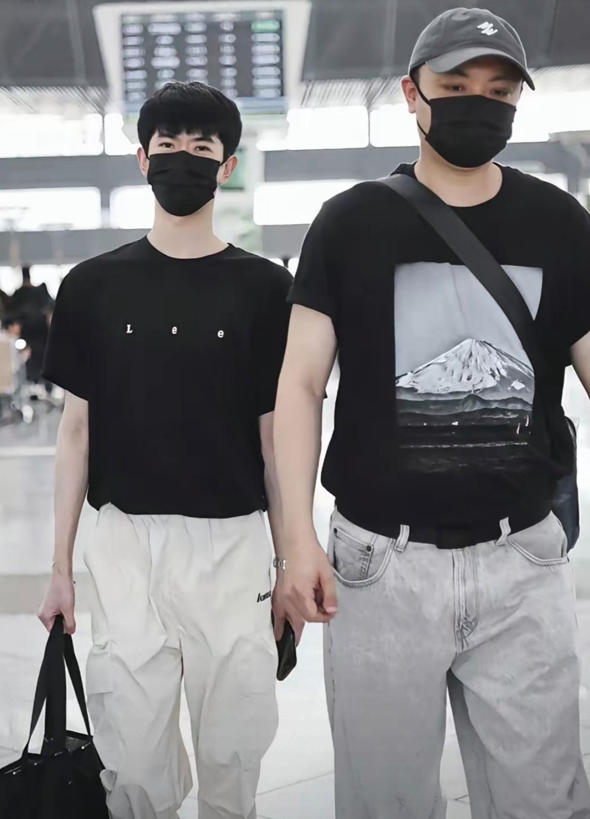 娱乐圈现“反向画风”:经纪人在前大步走,艺人紧随其后提包10月27日,有网