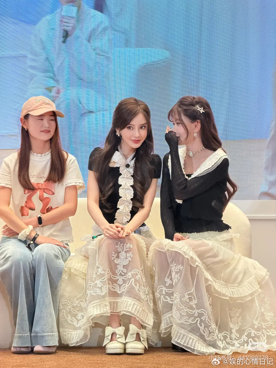 美鼻把这丑裙子穿的还怪好看的