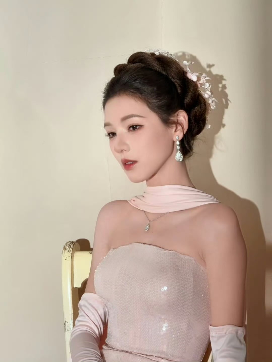 油画里的少女跑出来了，被张予曦美到呼吸都差点暂停一下​​​