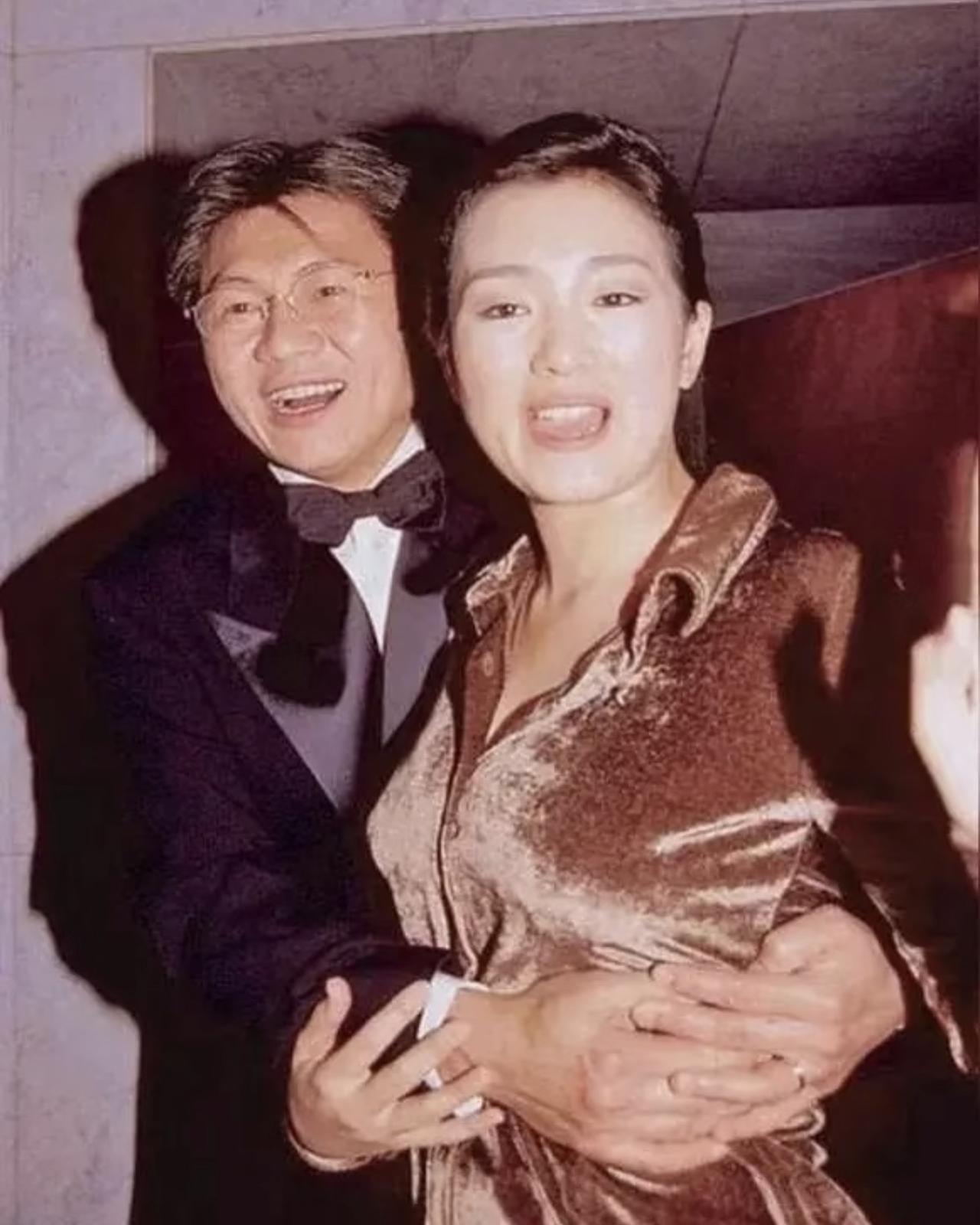 很多人当年都以为，跟张艺谋相恋8年的巩俐肯定会嫁给他，结果她转头选了圈外商人黄和