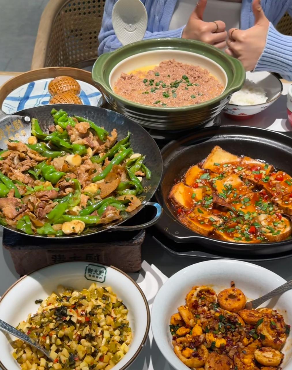 有个朋友，过了五十，老婆今年刚退休。两口子是丁克，上没老，下没小，日子过得很是滋