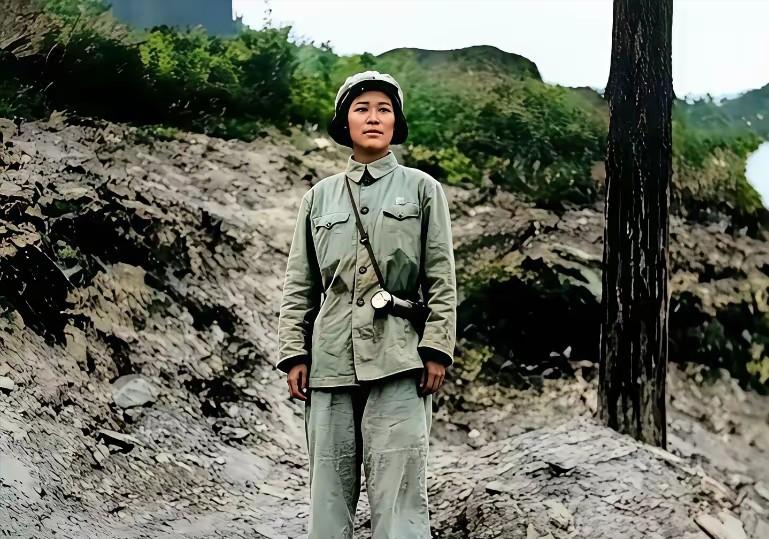 她是抗日名将戴安澜将军的女儿，温婉坚韧、眉目清雅。1950年，年仅15岁的