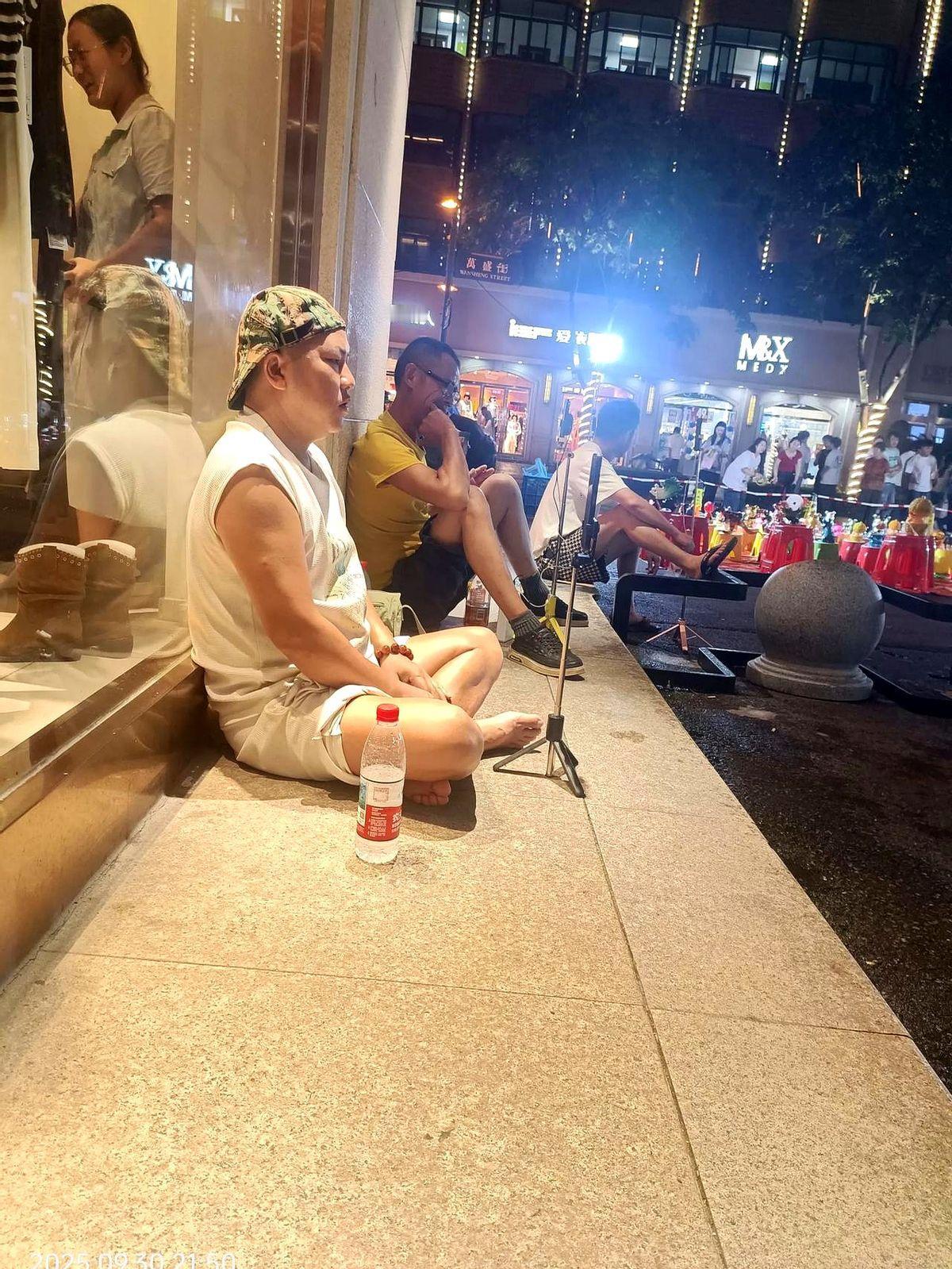 横店的夜里，有人靠大喇叭喊出月入十万，也有人跳到脚抽筋，一天赚不到五十块。这