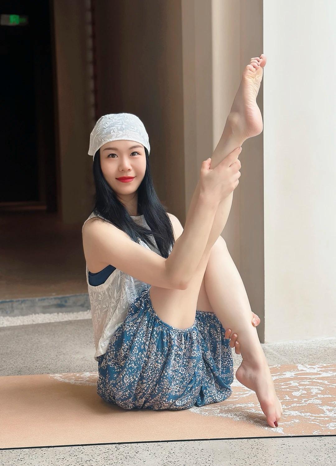 慢下来练瑜伽，是与自己温柔相处的过程。不必急于追求标准体式，沉下心感受身体每一处