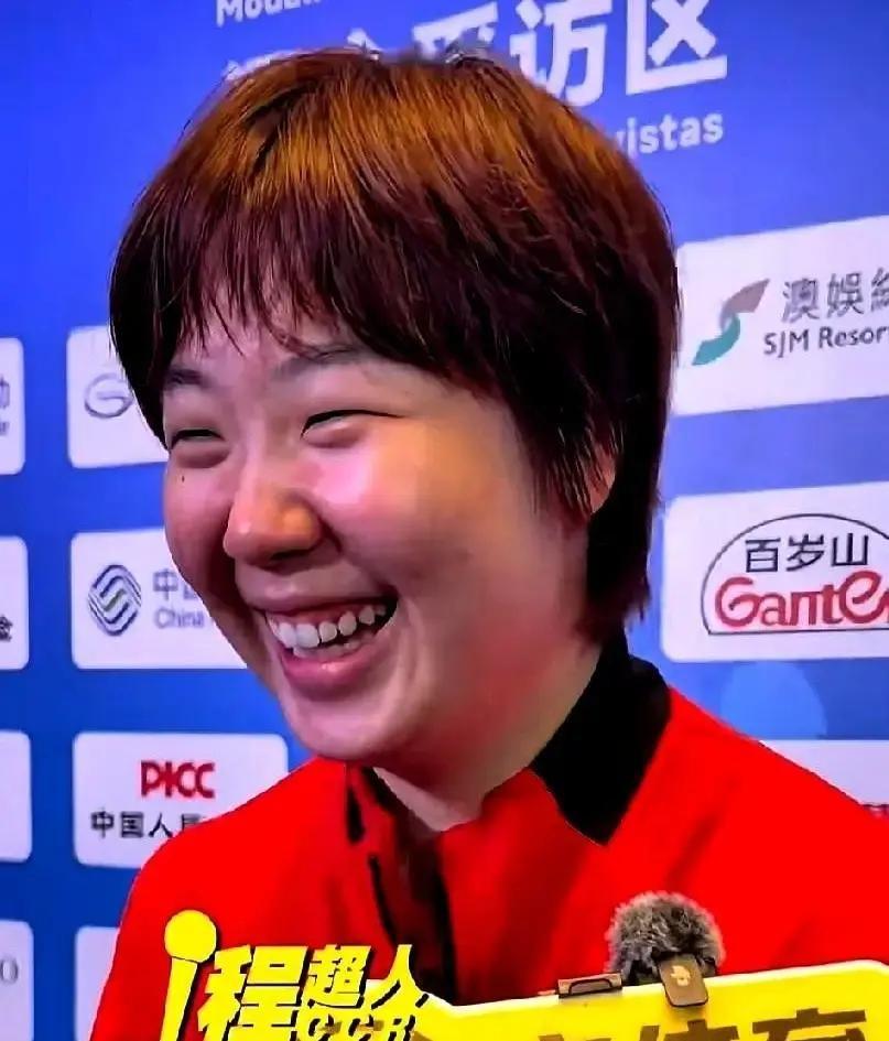 蒯曼刚赢完球，主持人问她怎么准备下一场打那位已经被她淘汰的对手。小姑娘愣了半秒