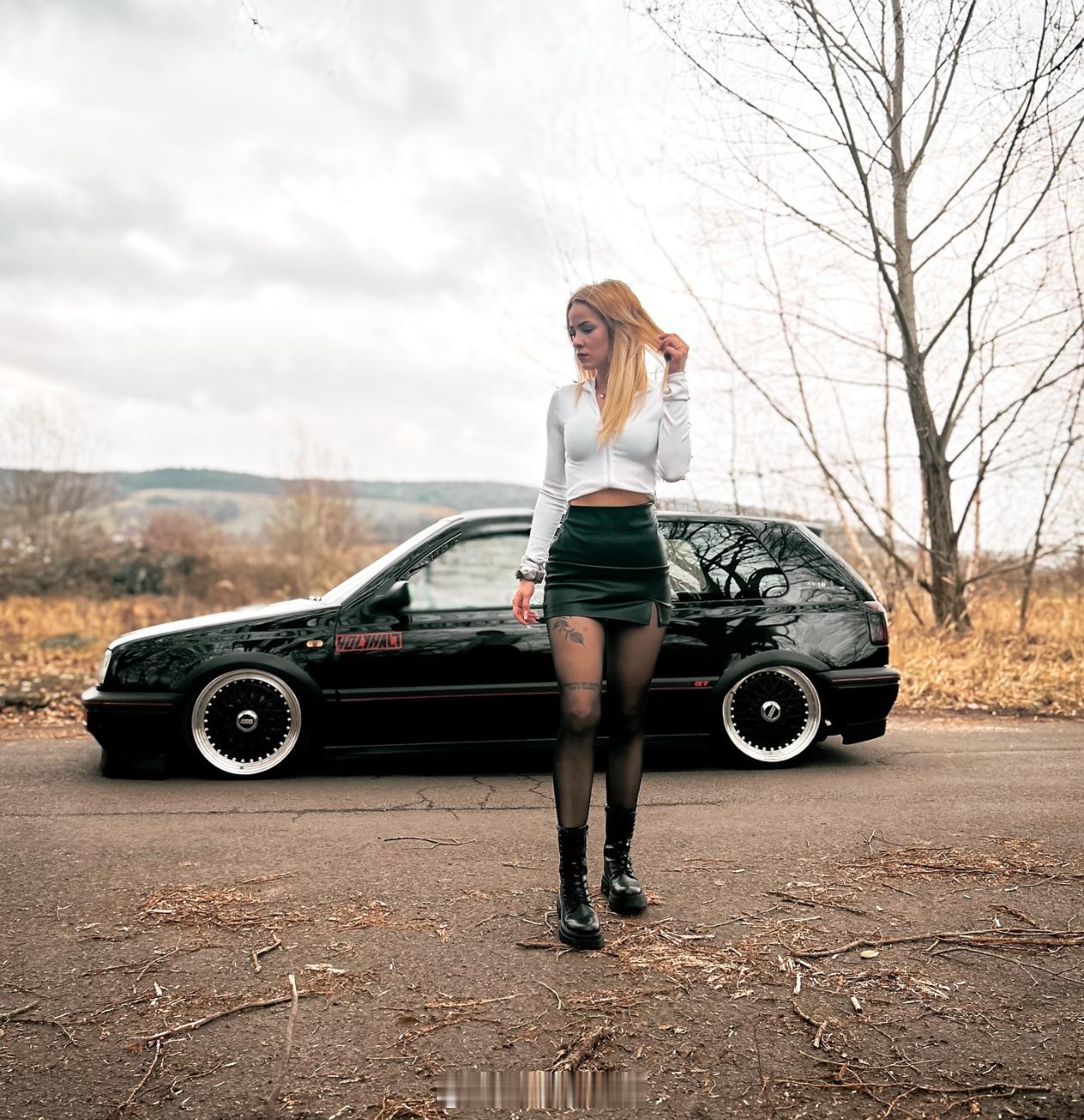 停在这条略显斑驳的路上，远处那辆三代高尔夫静静地等待着它的主人。低趴的姿态、复古