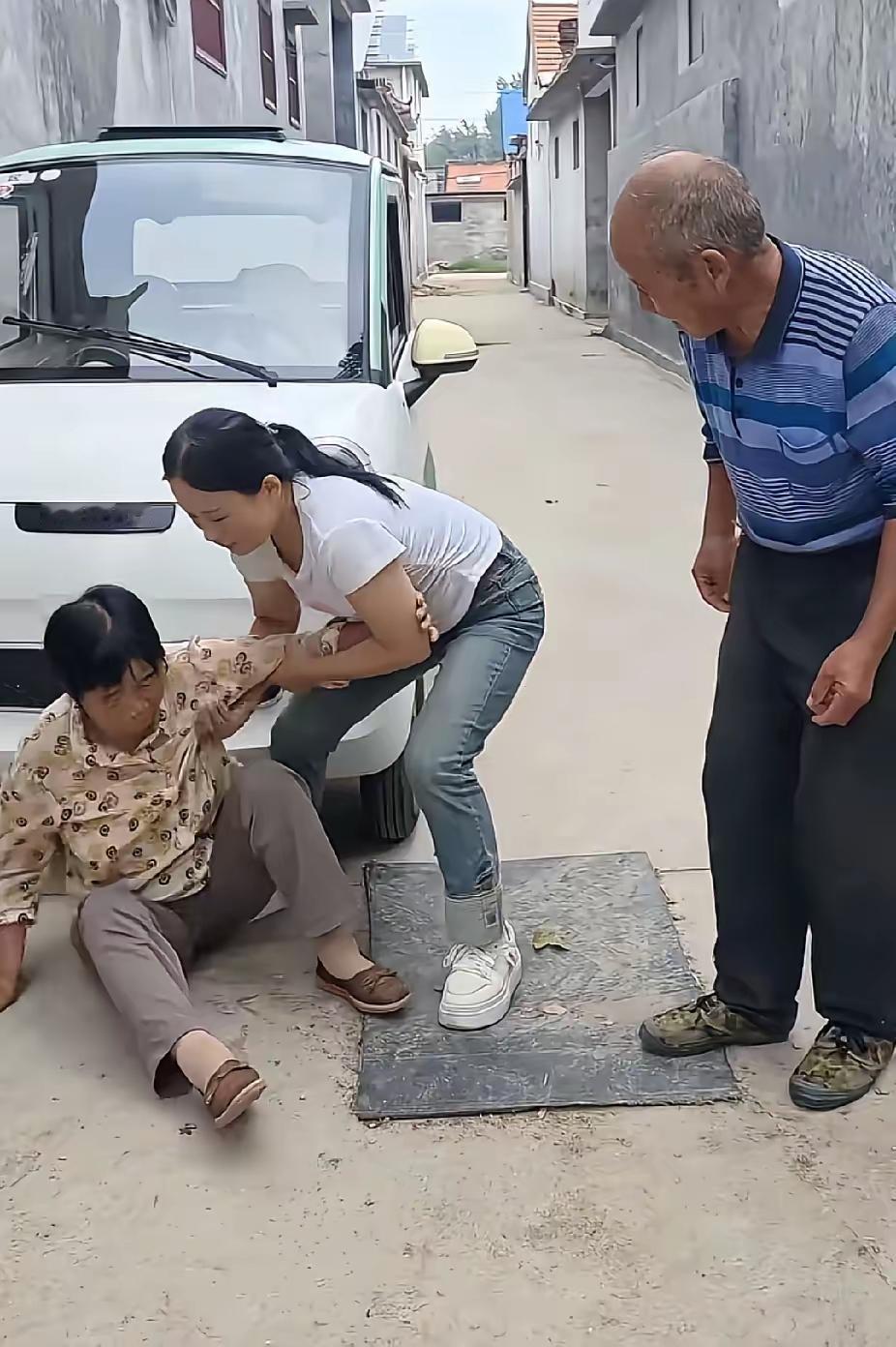 这个画面让我感动外甥女中秋节去看望舅舅、舅妈，外甥女不想在舅舅家吃饭，因为舅